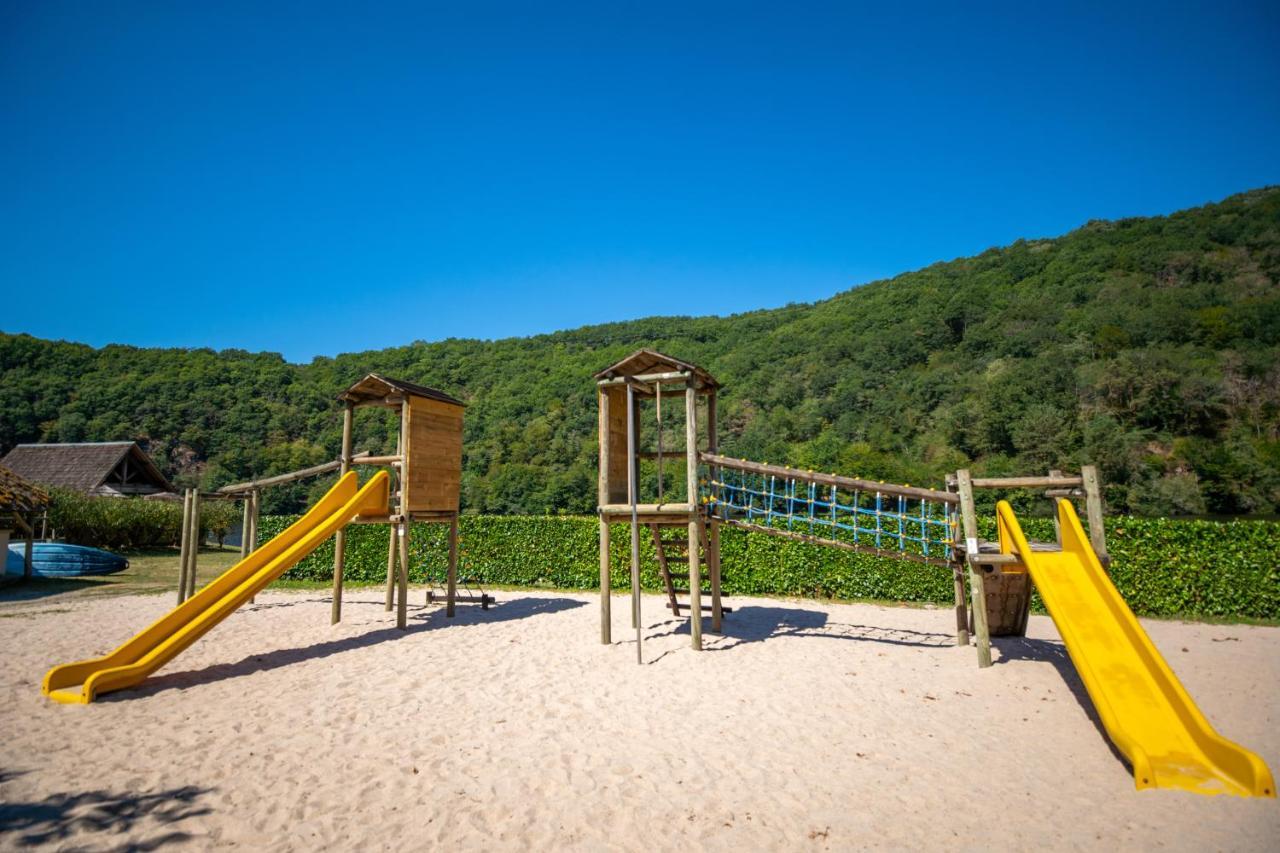 Camping Le château du gibanel Saint-Martial-Entraygues Ngoại thất bức ảnh